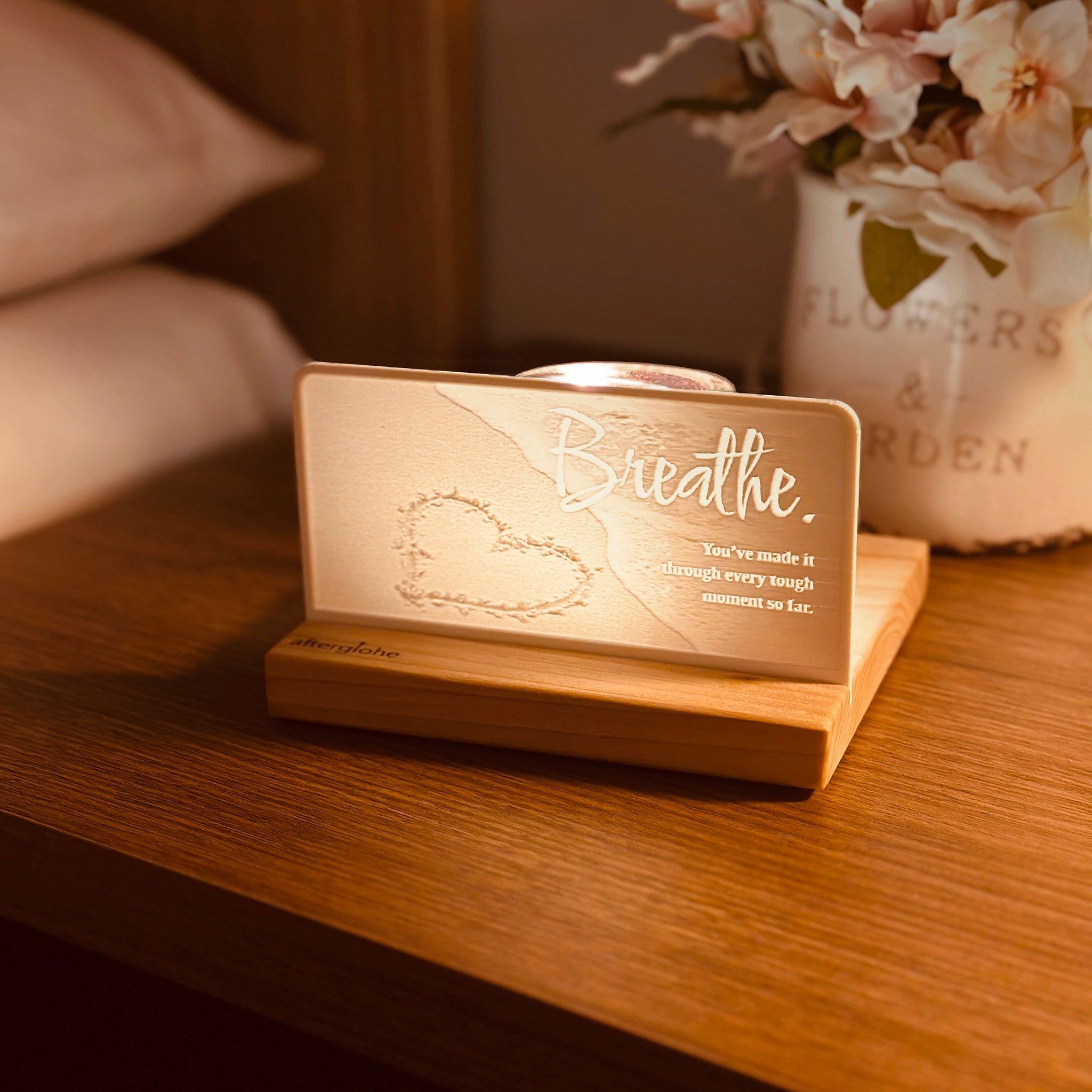 StoryLine-Mini Personalized Photo Display illuminated by a scented candle as an encouraging night lamp.